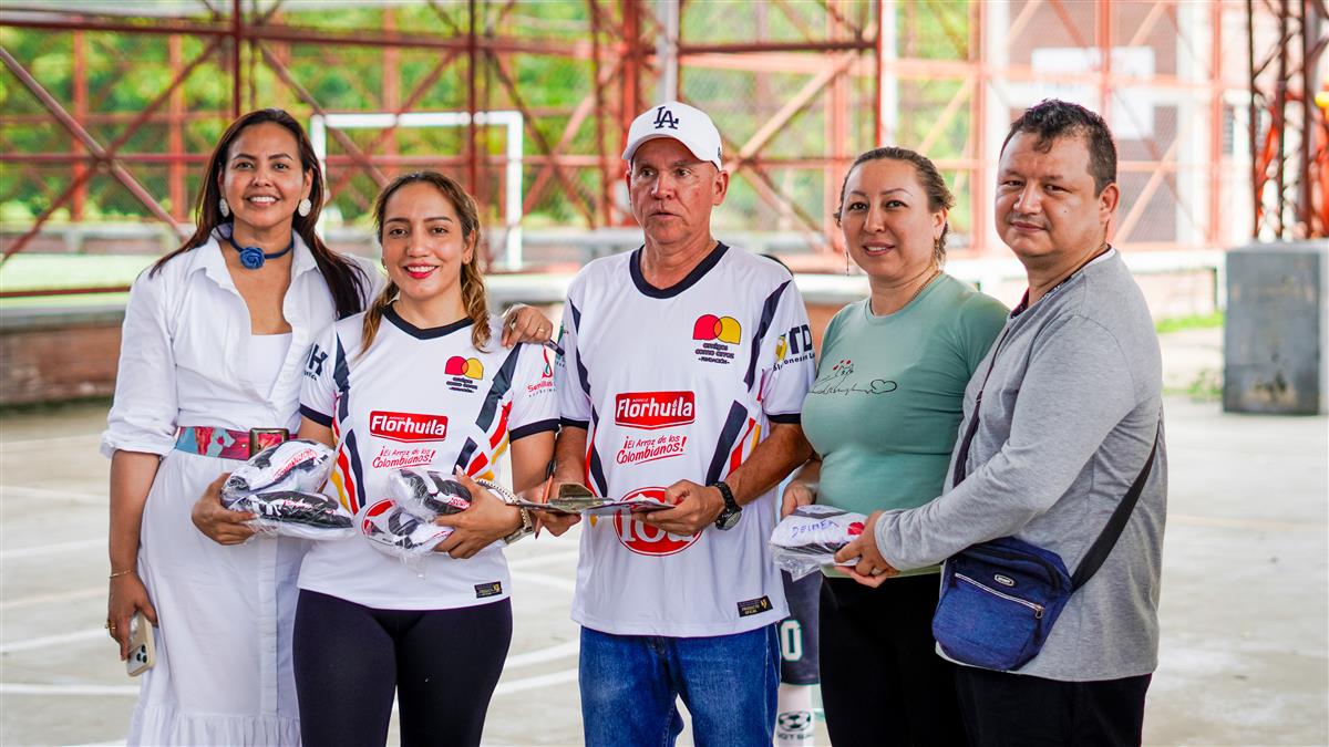Jóvenes participando en un taller educativo de la fundación